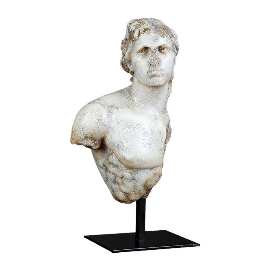Scultura di ispirazione classica in resina chiara