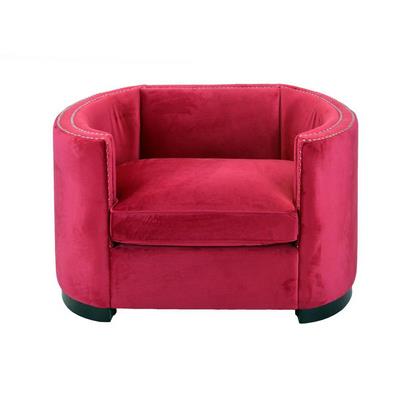 Poltrona in velluto rosso con borchie